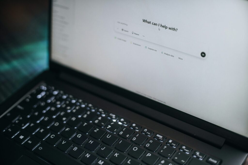 Ordinateur portable affichant une interface d’intelligence artificielle conversationnelle, illustrant les nouvelles compétences nécessaires pour utiliser l’IA en entreprise.